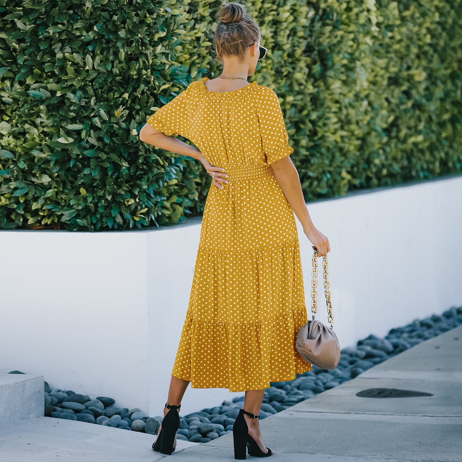 Elegante vestido largo con dobladillo con volantes y lunares