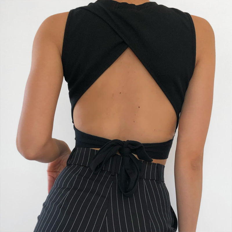 Camiseta corta con cuello alto, espalda abierta y lazo en la cintura 