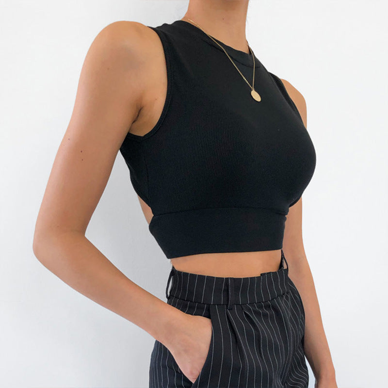 Camiseta corta con cuello alto, espalda abierta y lazo en la cintura 