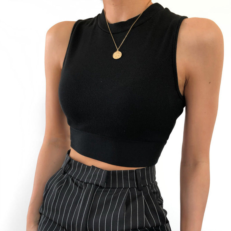 Camiseta corta con cuello alto, espalda abierta y lazo en la cintura 