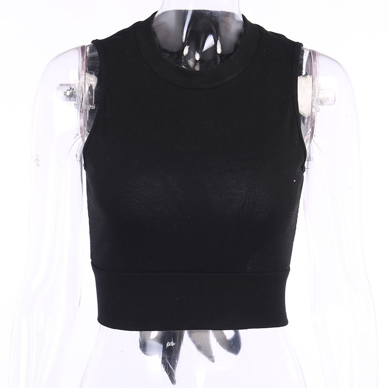 Camiseta corta con cuello alto, espalda abierta y lazo en la cintura 