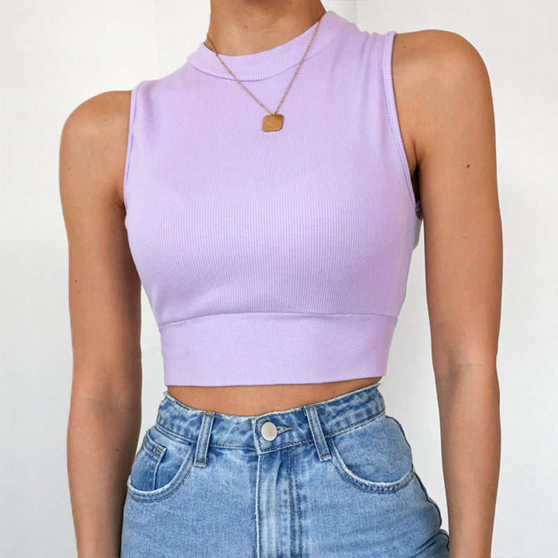 Camiseta corta con cuello alto, espalda abierta y lazo en la cintura 