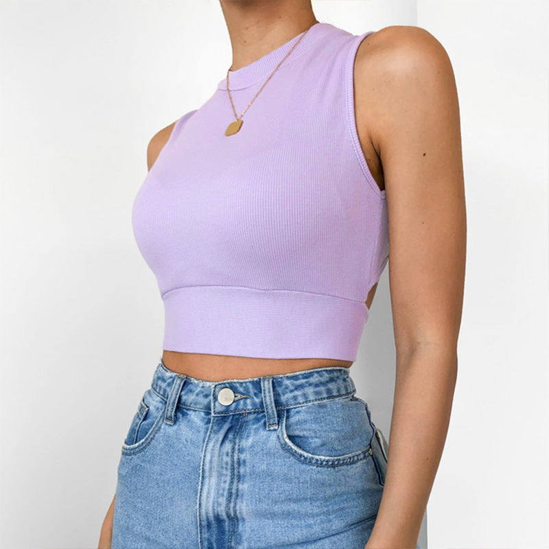 Camiseta corta con cuello alto, espalda abierta y lazo en la cintura 