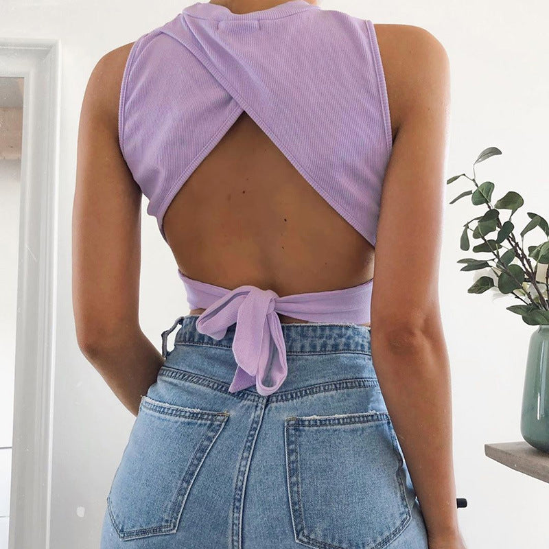 Camiseta corta con cuello alto, espalda abierta y lazo en la cintura 