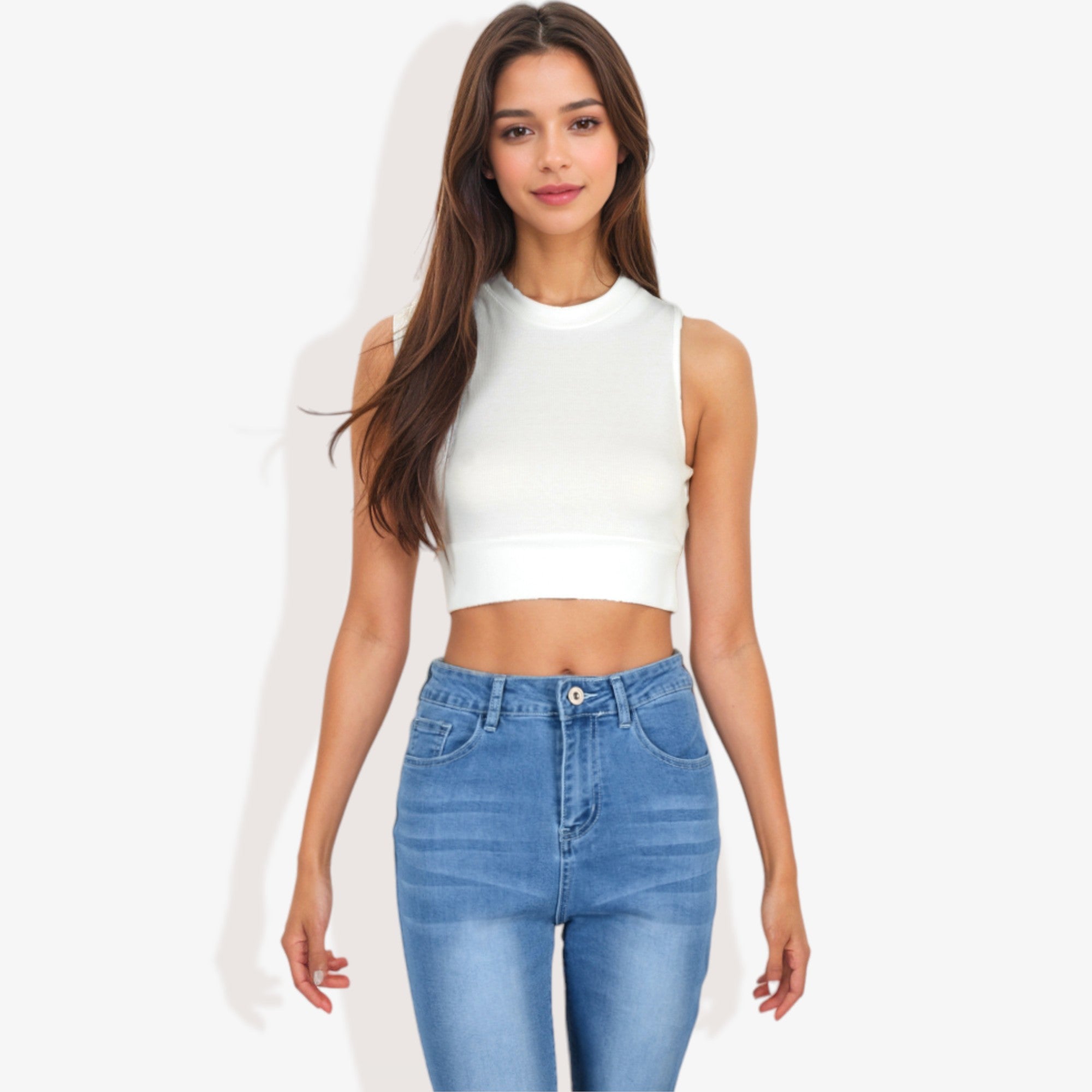 Camiseta corta con cuello alto, espalda abierta y lazo en la cintura 