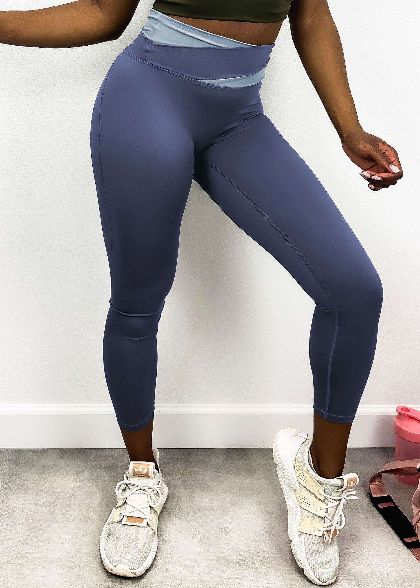 Leggings de cintura alta con diseño cruzado de dos tonos