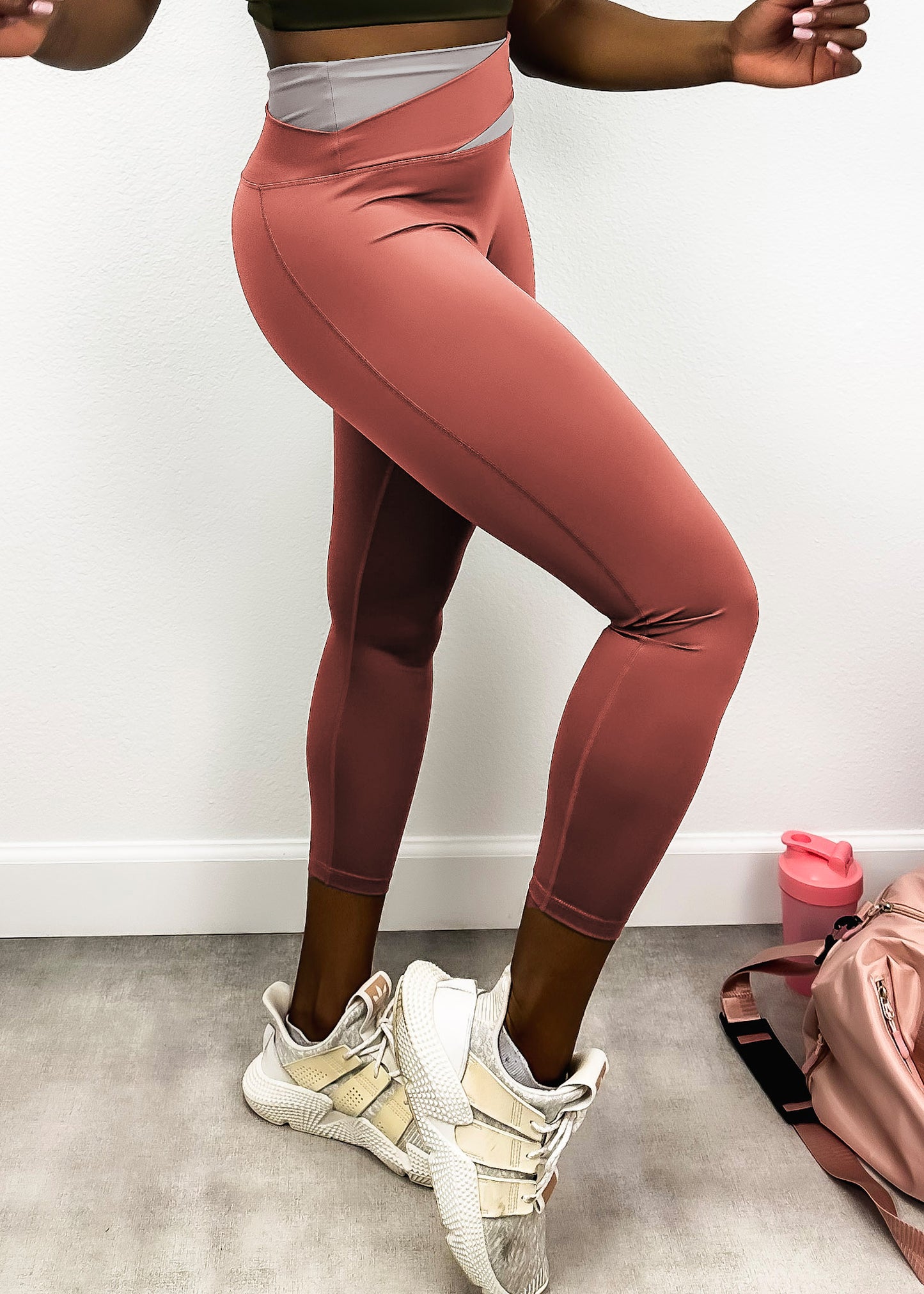 Leggings de cintura alta con diseño cruzado de dos tonos