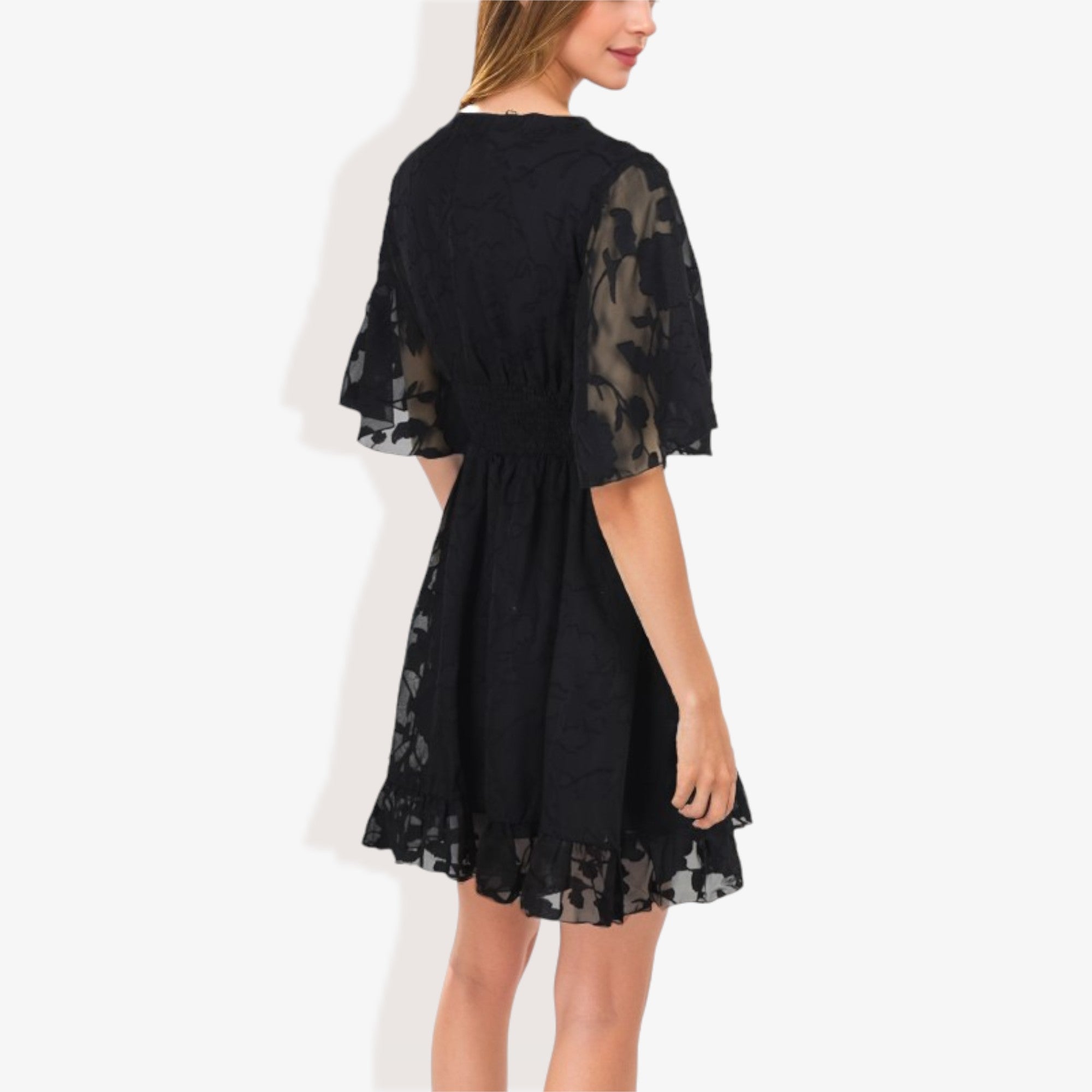 Vestido mini de encaje con escote en V y manga corta