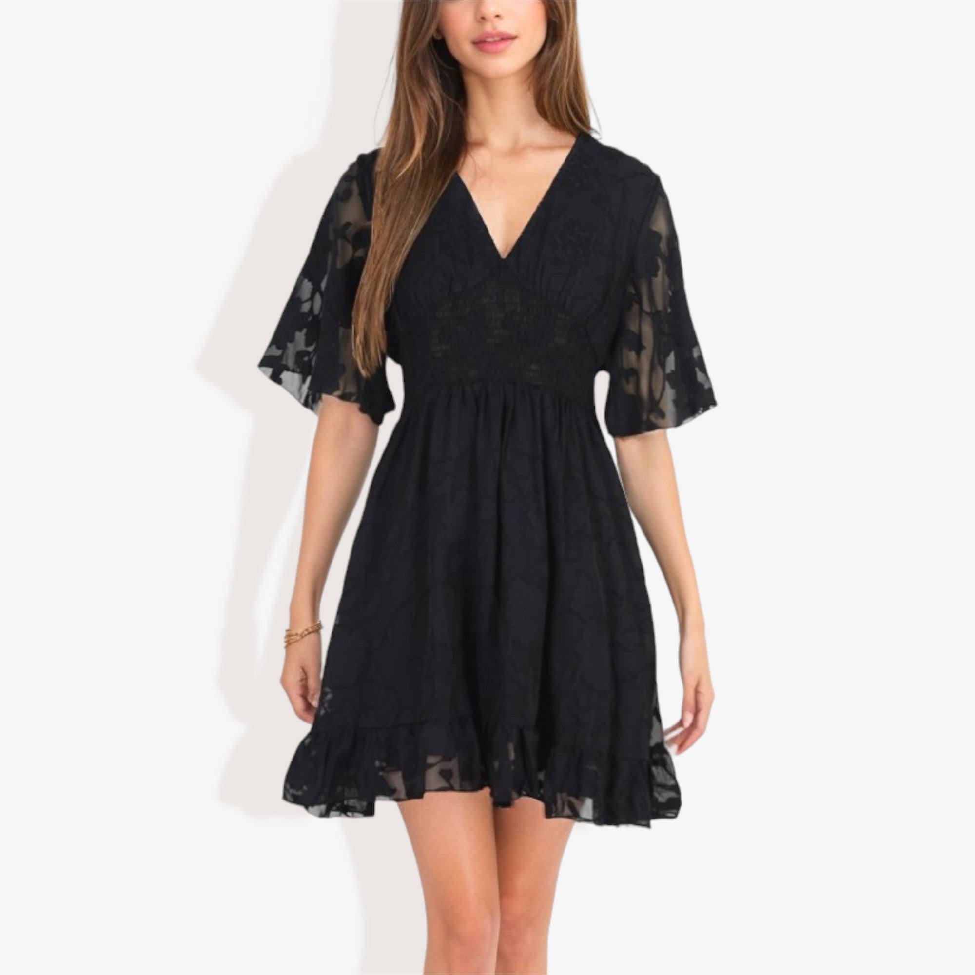 Vestido mini de encaje con escote en V y manga corta