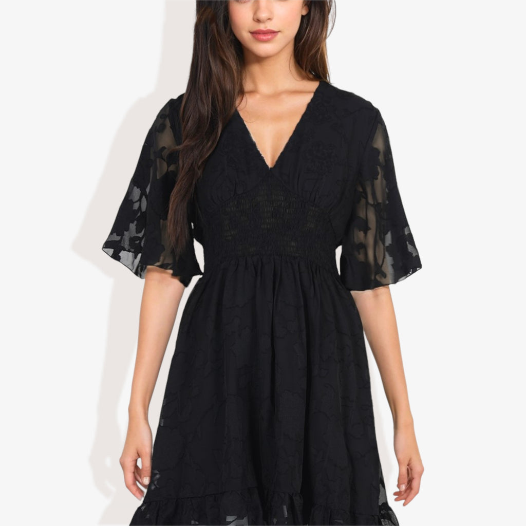 Vestido mini de encaje con escote en V y manga corta