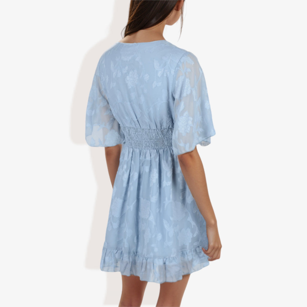 Vestido mini de encaje con escote en V y manga corta