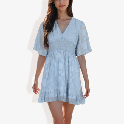 Vestido mini de encaje con escote en V y manga corta