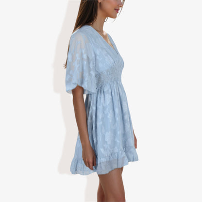 Vestido mini de encaje con escote en V y manga corta