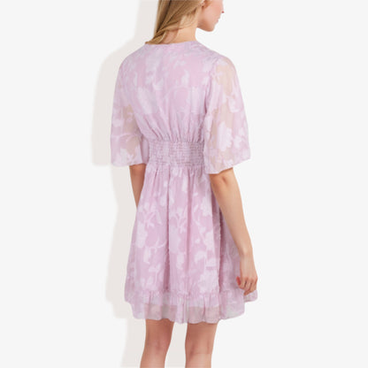 Vestido mini de encaje con escote en V y manga corta