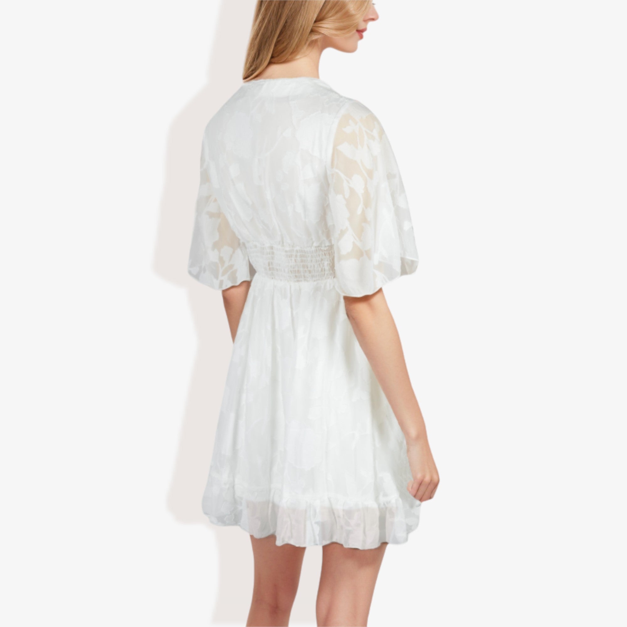 Vestido mini de encaje con escote en V y manga corta