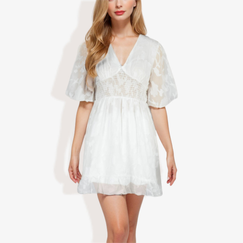 Vestido mini de encaje con escote en V y manga corta