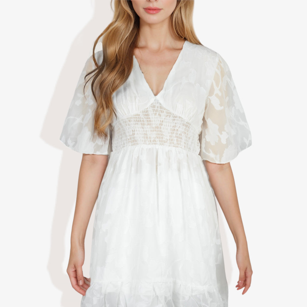 Vestido mini de encaje con escote en V y manga corta