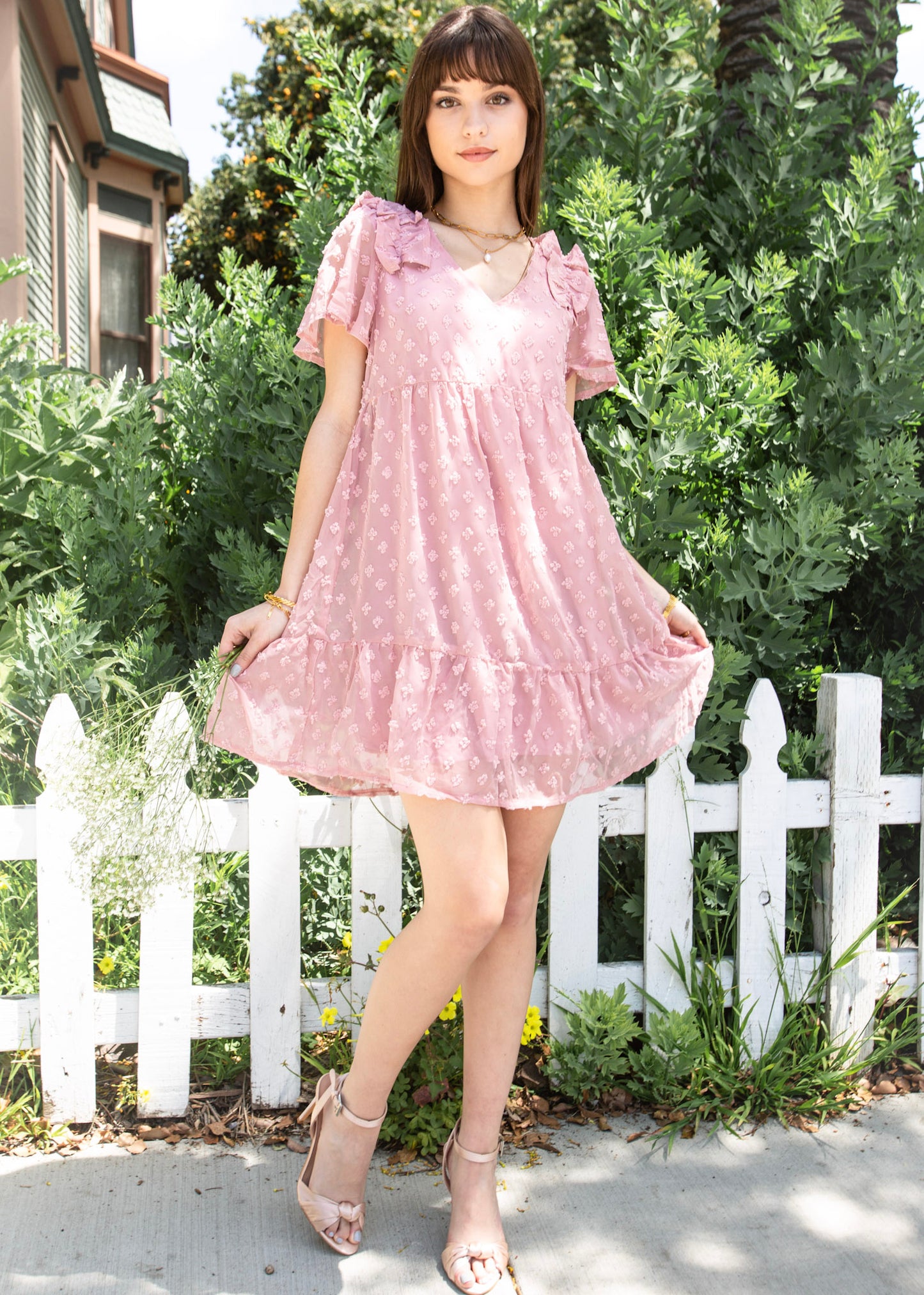 Vestido babydoll texturizado con hombros con volantes