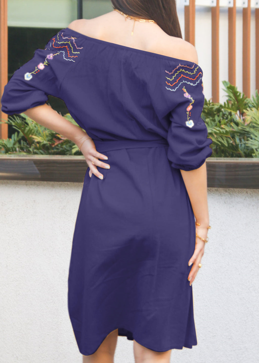 Vestido con detalle floral y hombros descubiertos 