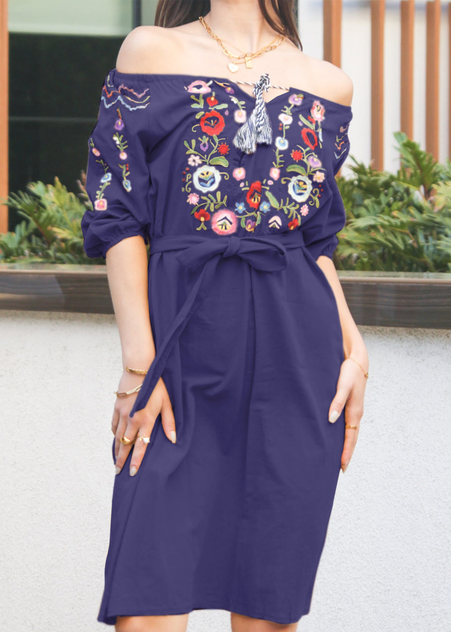 Vestido con detalle floral y hombros descubiertos 