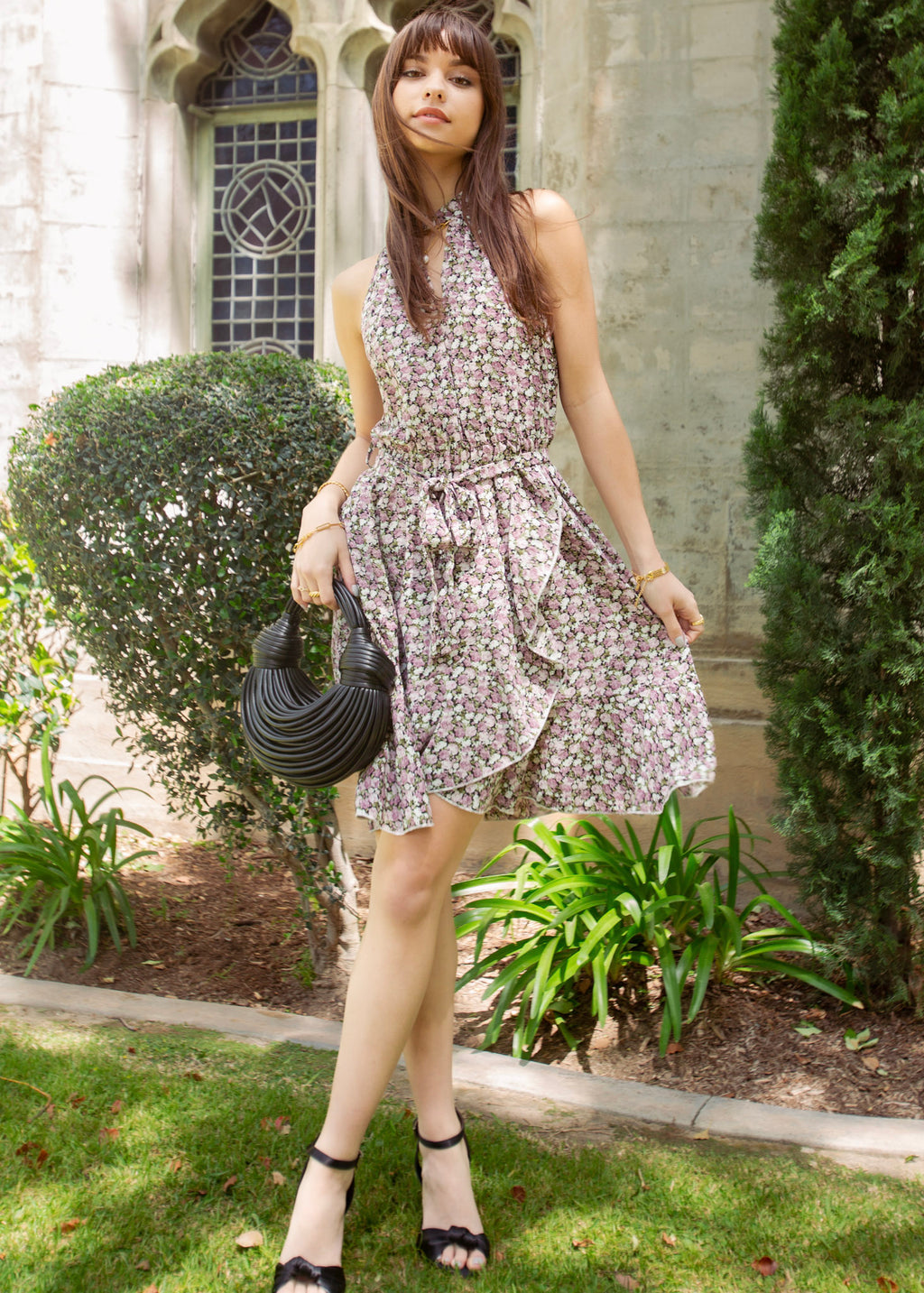 Vestido halter con abertura frontal y flores