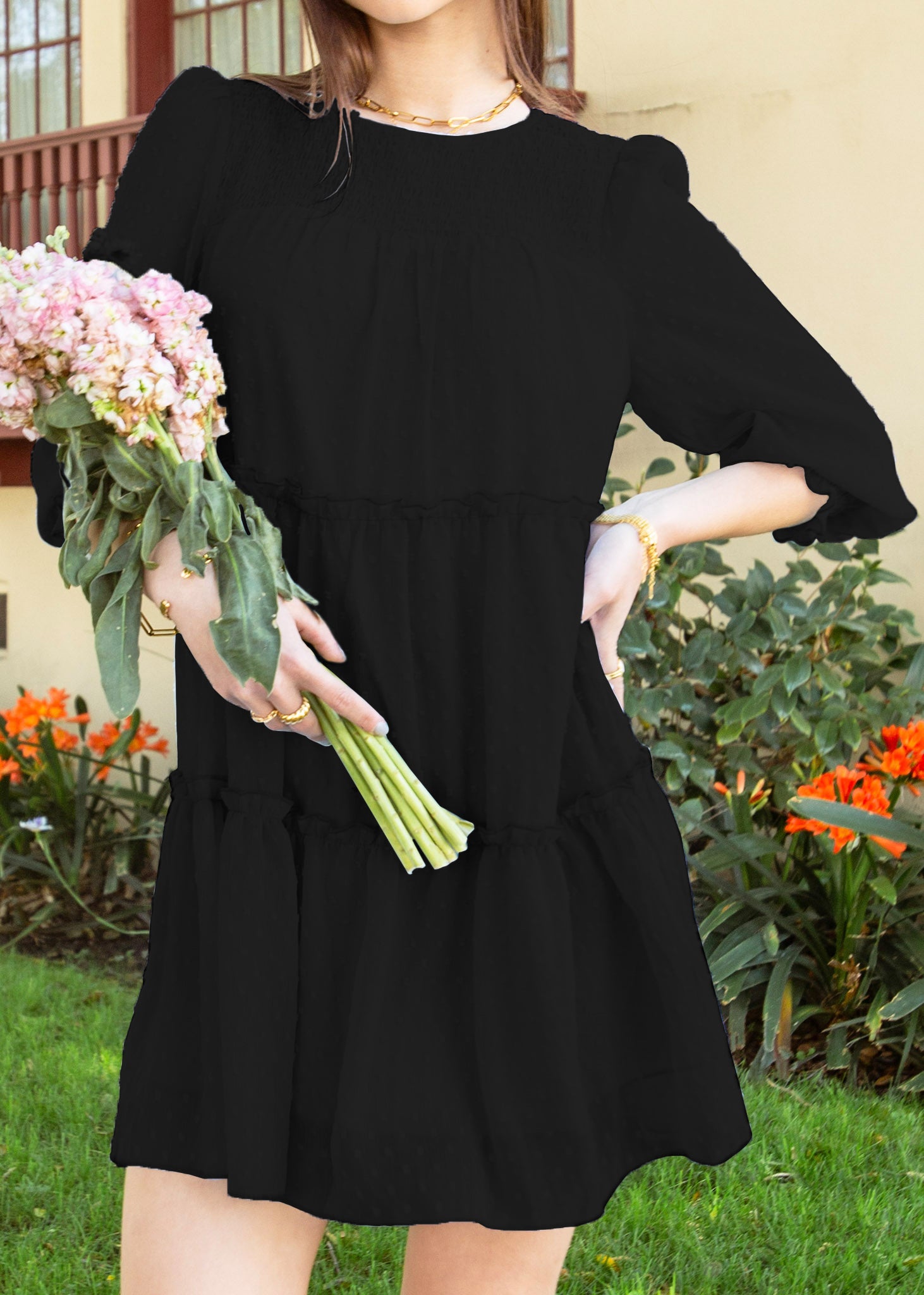 Vestido fruncido con lunares suizos y capas