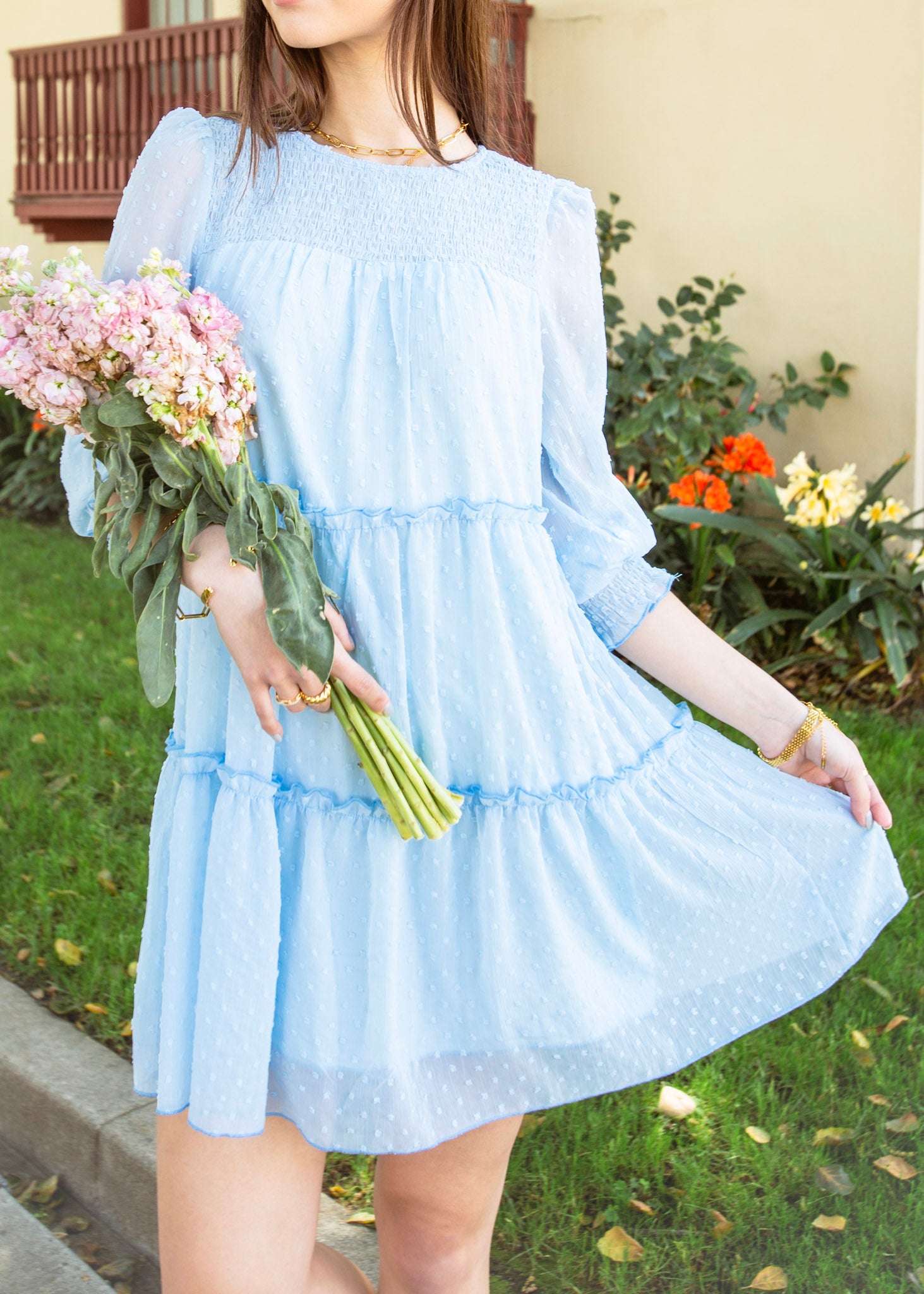 Vestido fruncido con lunares suizos y capas