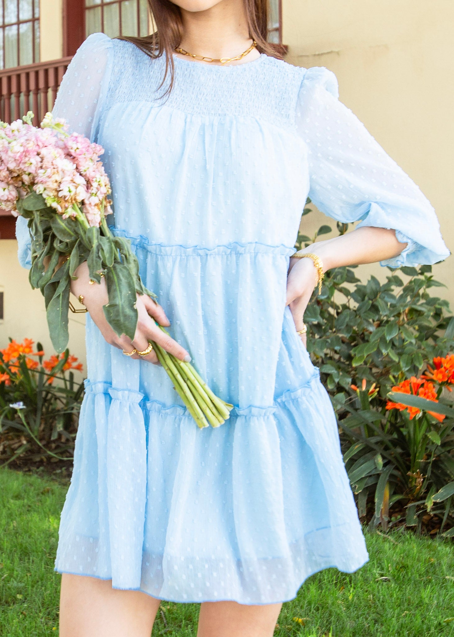 Vestido fruncido con lunares suizos y capas