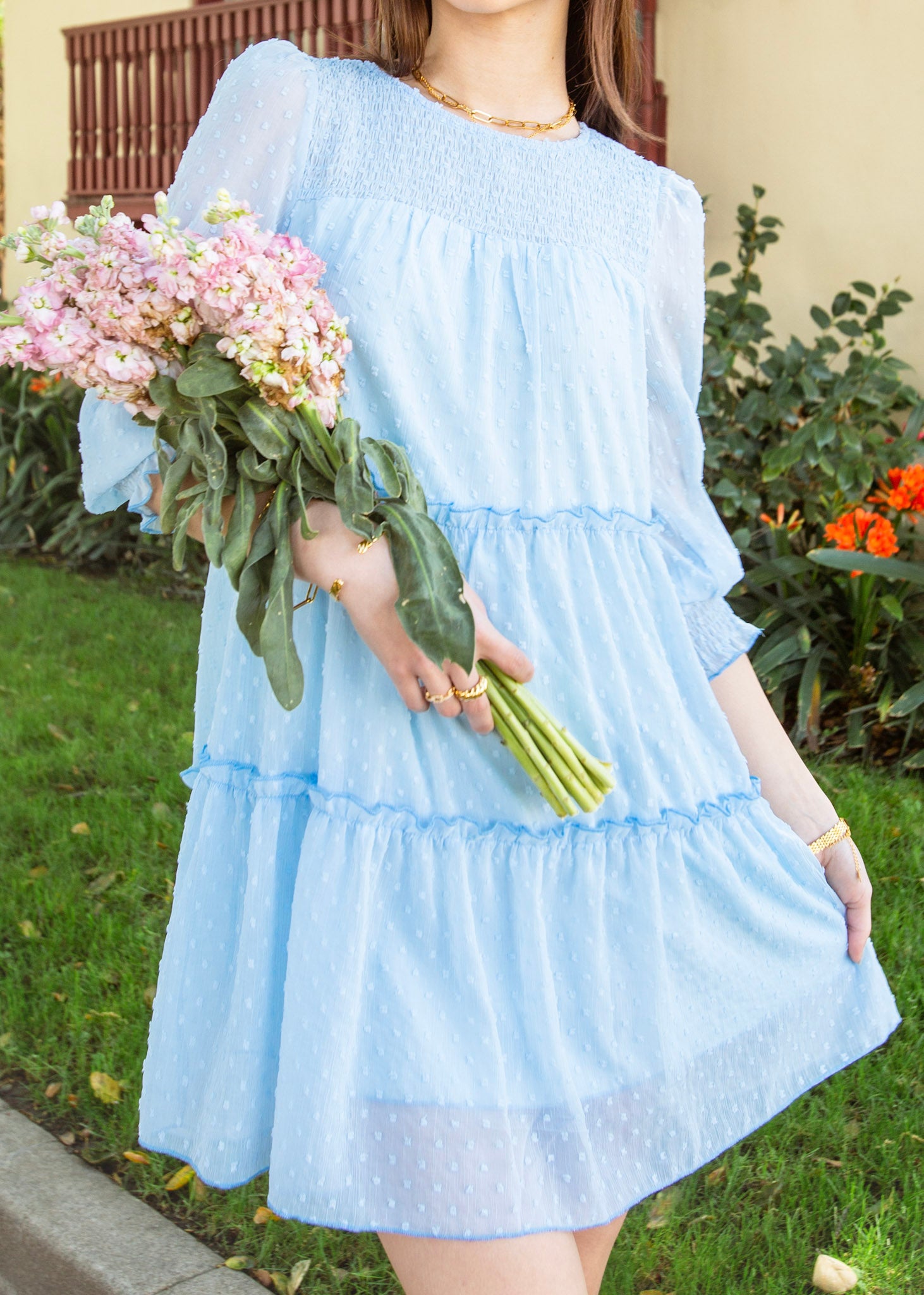 Vestido fruncido con lunares suizos y capas