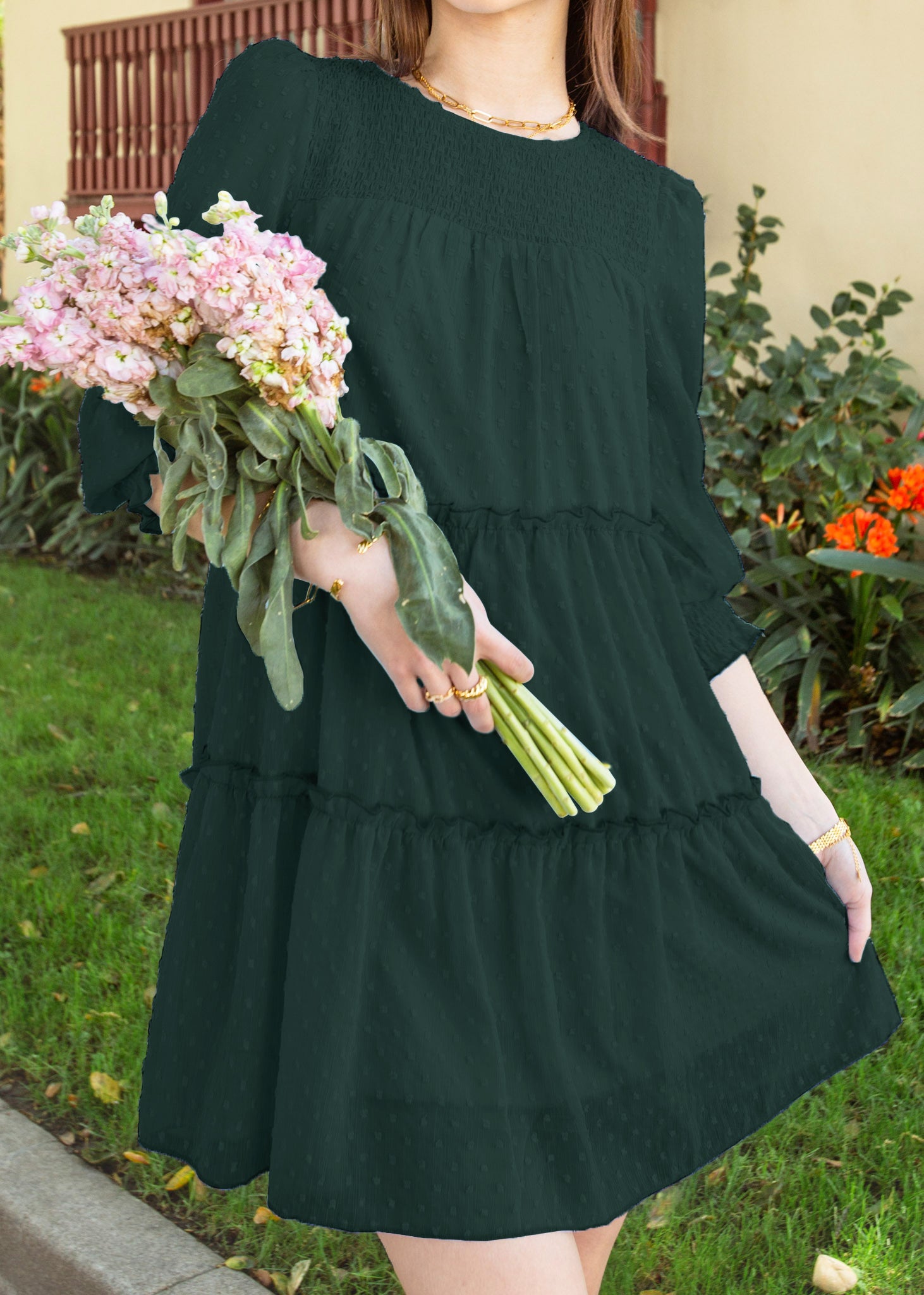 Vestido fruncido con lunares suizos y capas