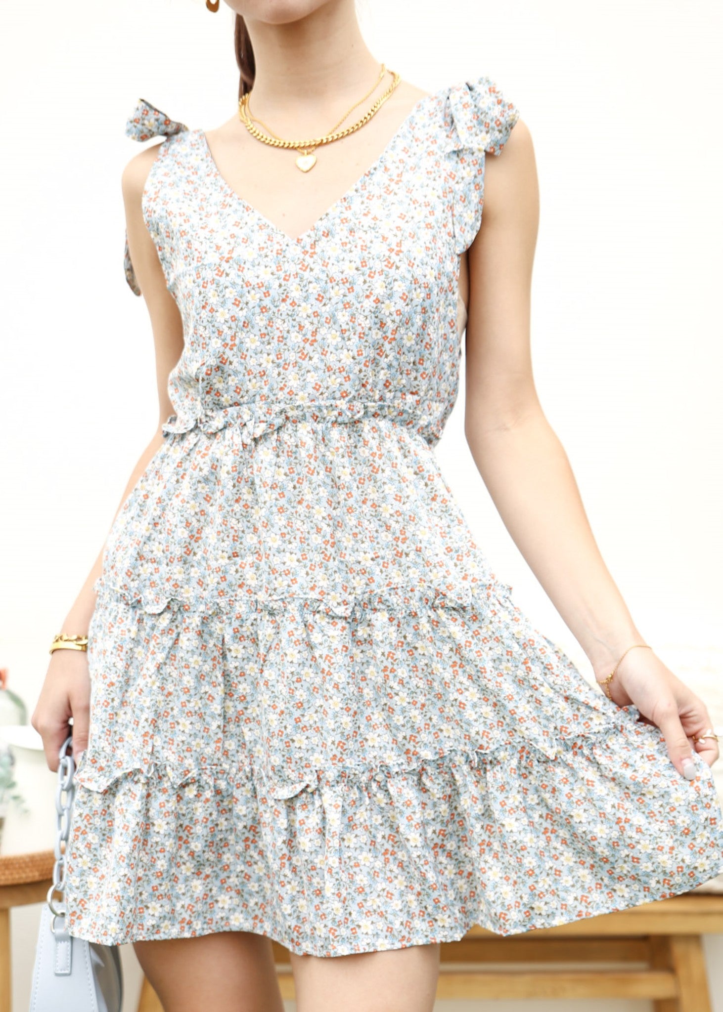 Vestido con volantes y estampado floral en los hombros 