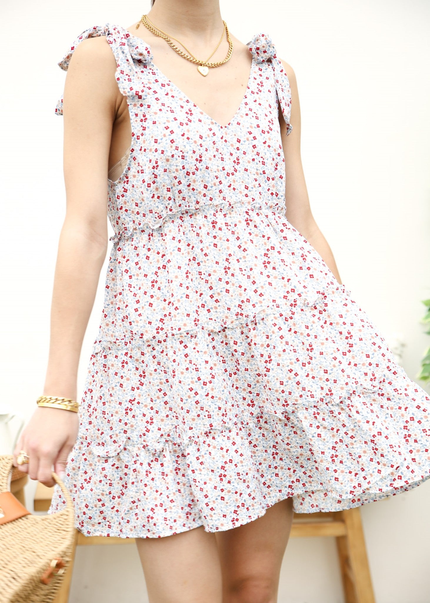 Vestido con volantes y estampado floral en los hombros 