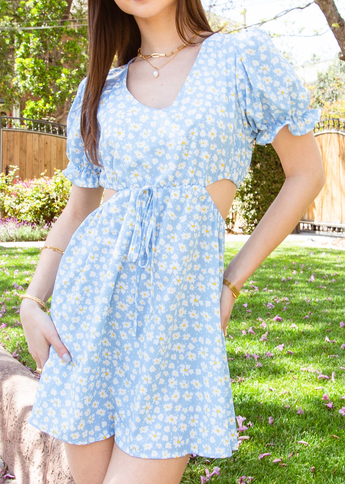 Vestido con abertura lateral y lazo en la cintura