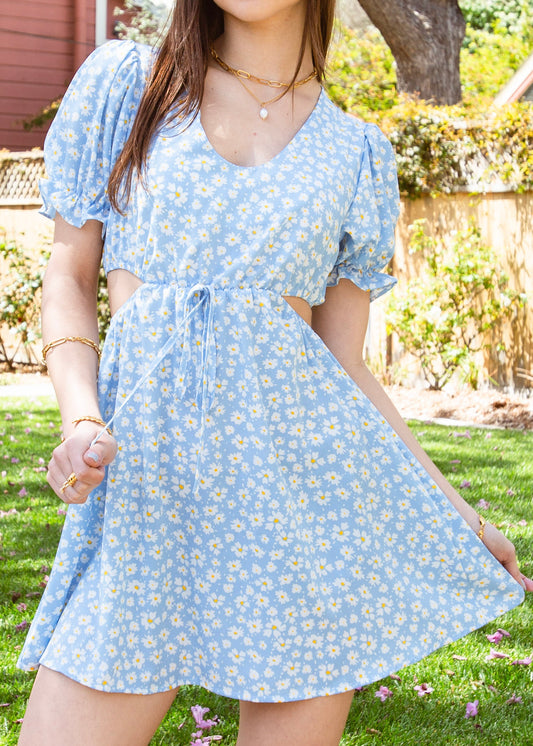 Vestido con abertura lateral y lazo en la cintura