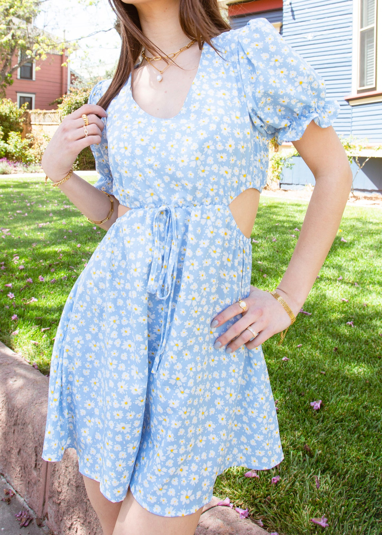 Vestido con abertura lateral y lazo en la cintura