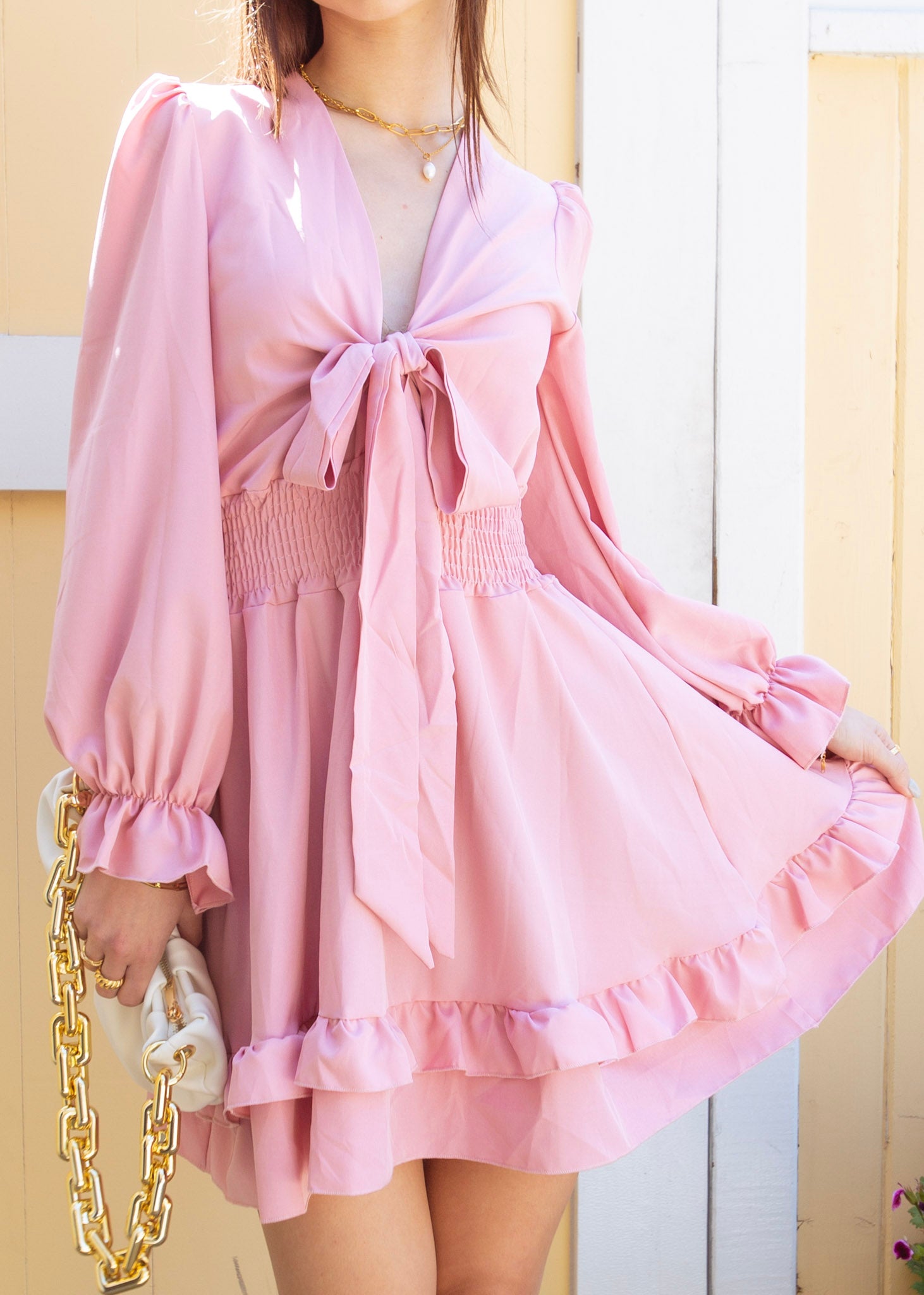 Vestido liso con escote pronunciado y detalle de volante