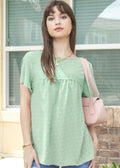 Blusa de lunares suizos con detalle de ojales