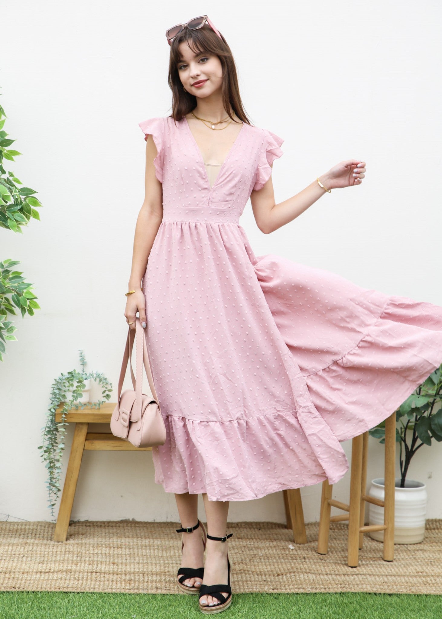 Vestido de escote pronunciado con lunares suizos 