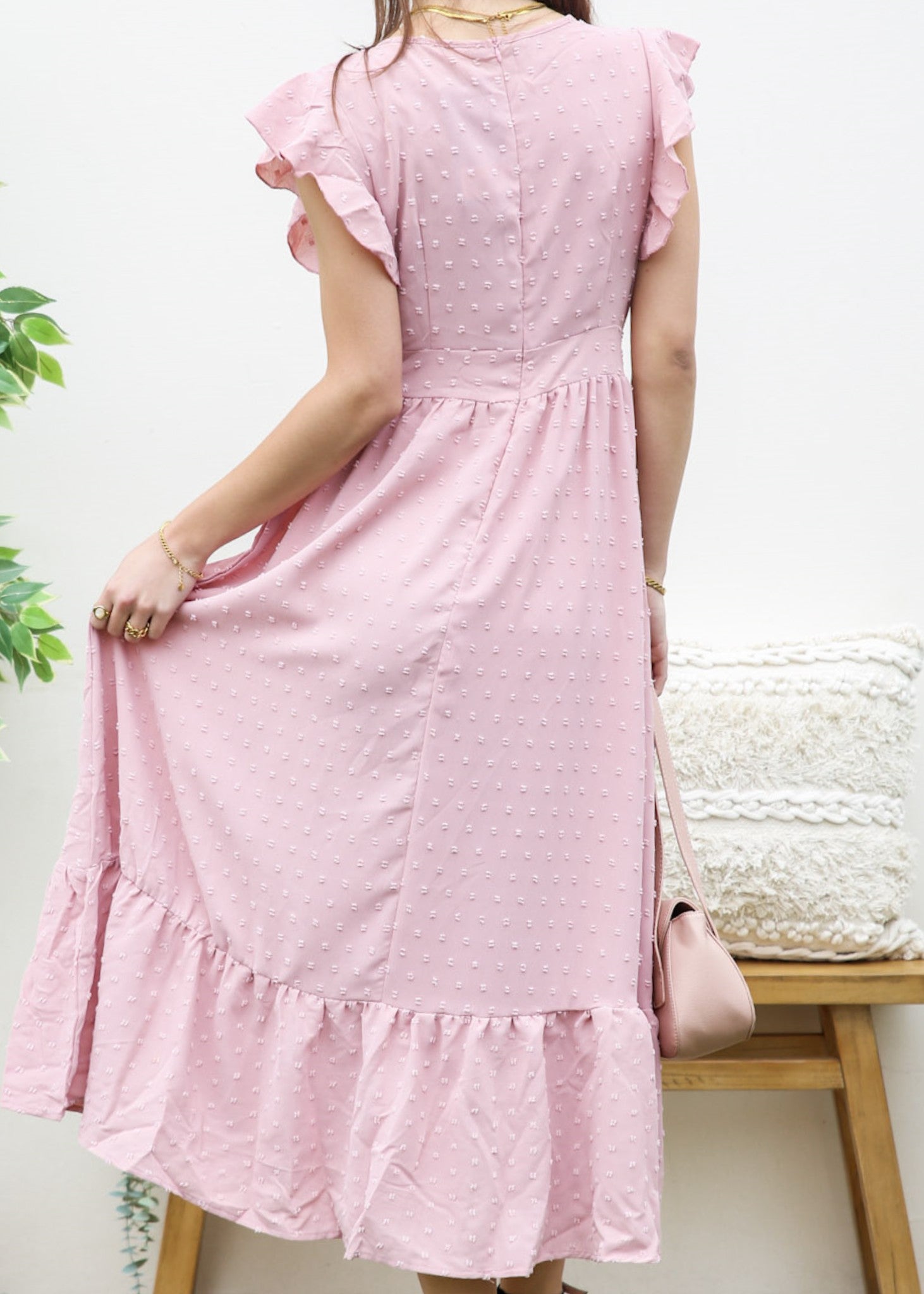 Vestido de escote pronunciado con lunares suizos 
