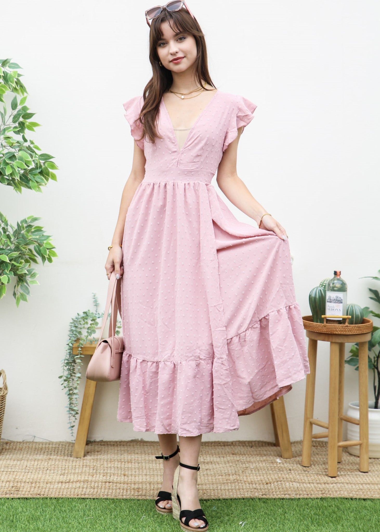 Vestido de escote pronunciado con lunares suizos 