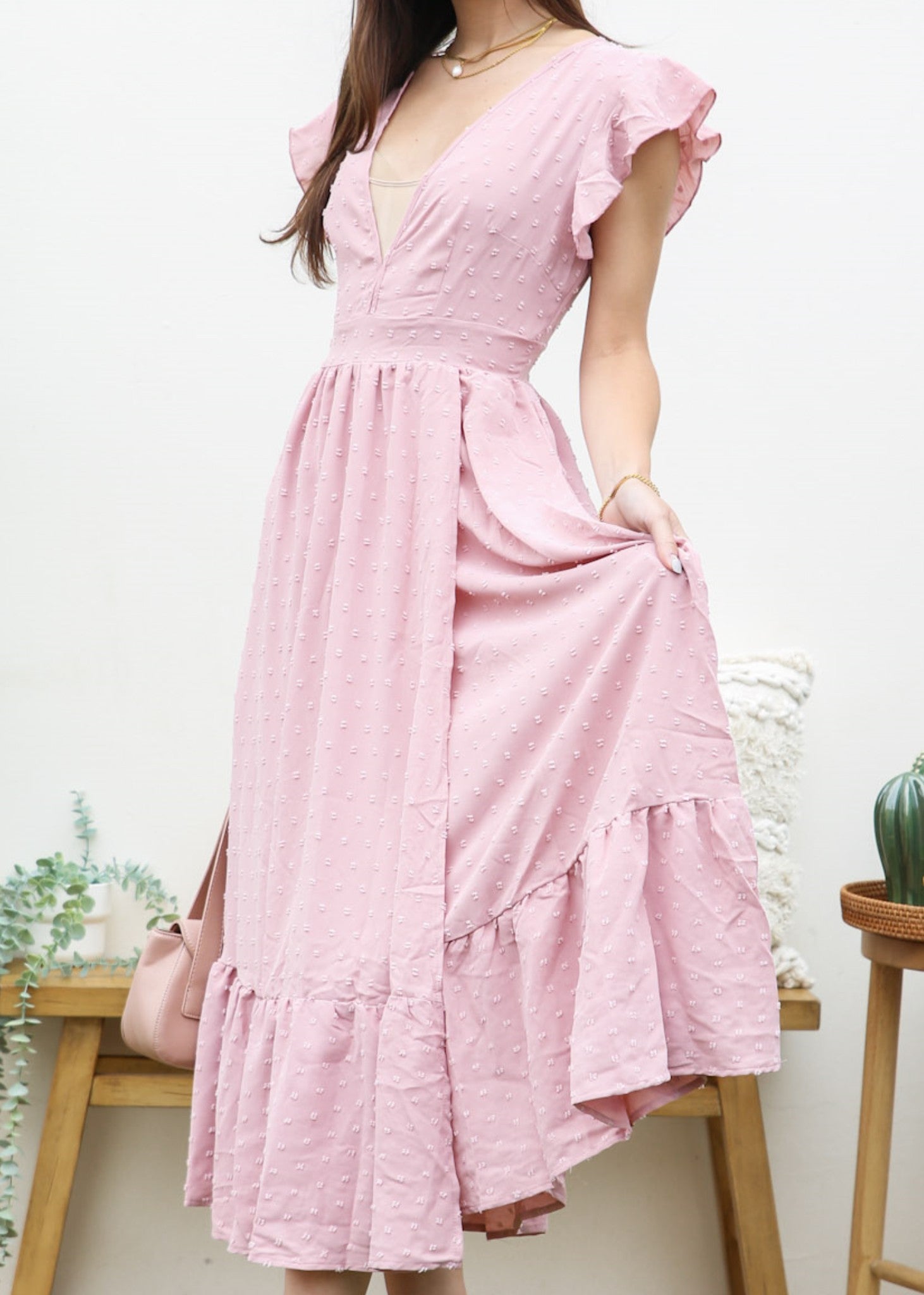 Vestido de escote pronunciado con lunares suizos 