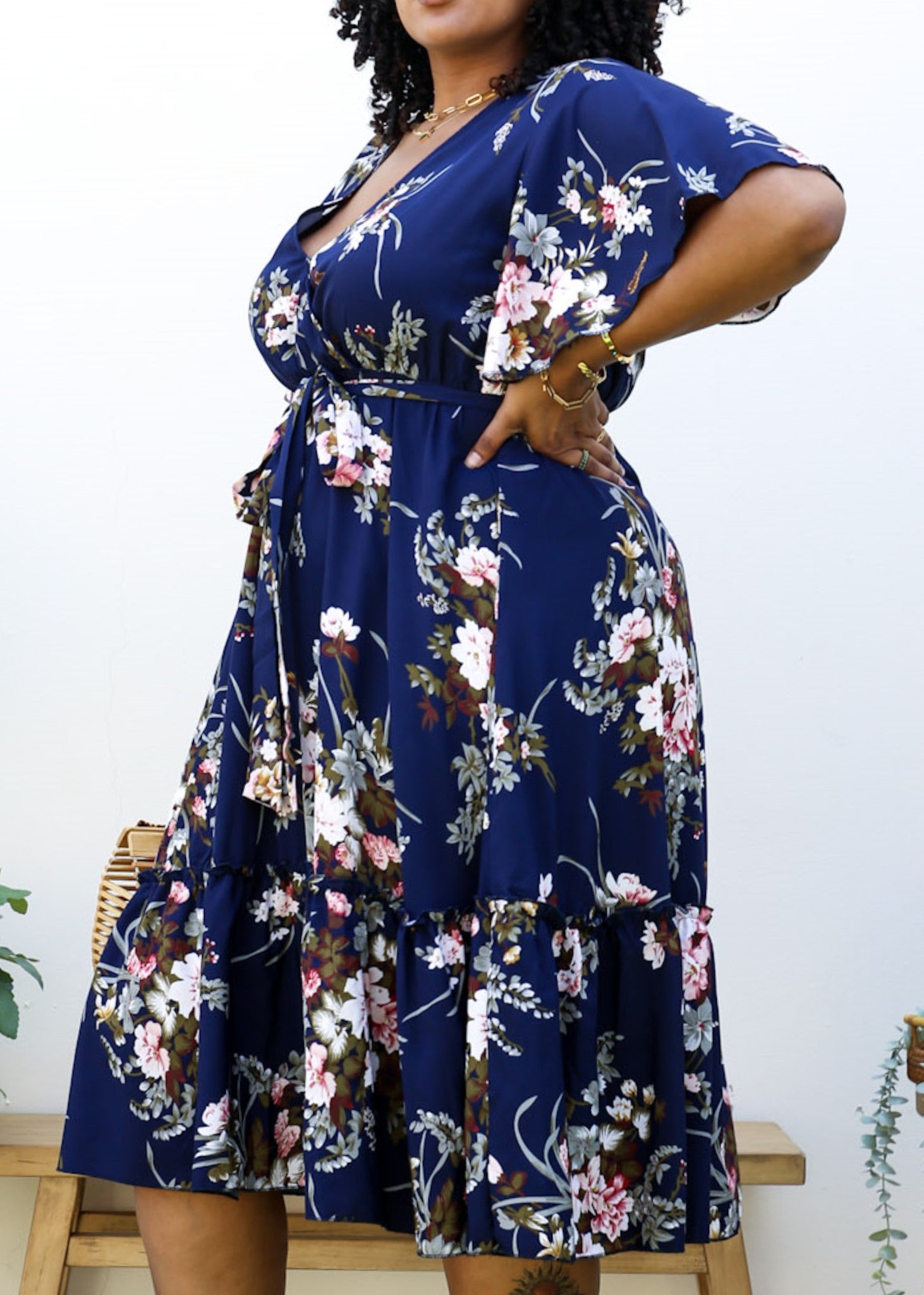 Vestido largo azul marino fluido con estampado floral y escote en V de talla grande 