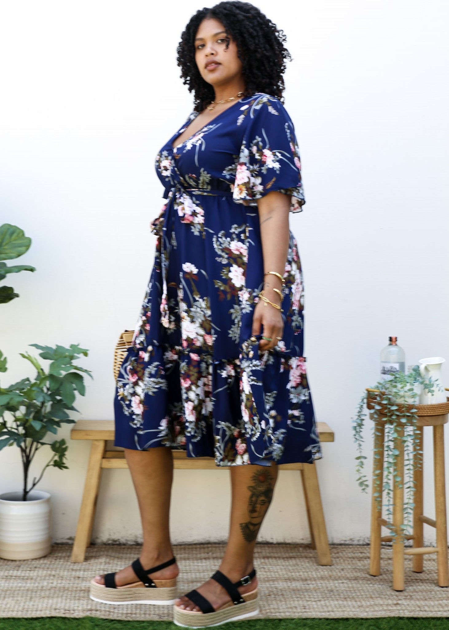Vestido largo azul marino fluido con estampado floral y escote en V de talla grande 