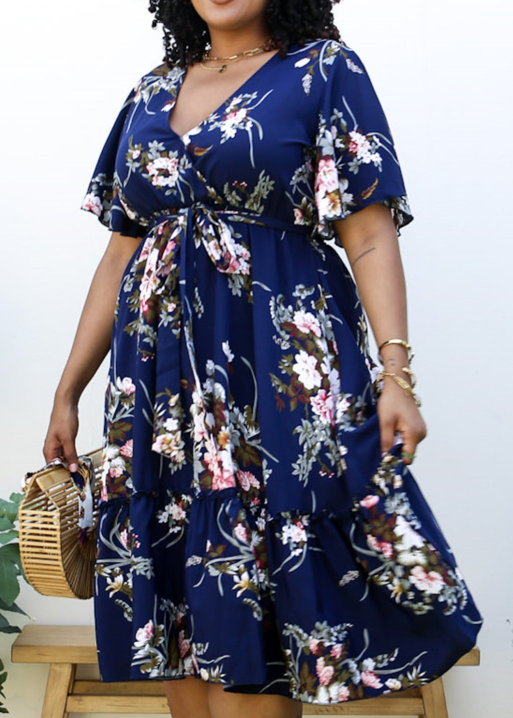 Vestido largo azul marino fluido con estampado floral y escote en V de talla grande 