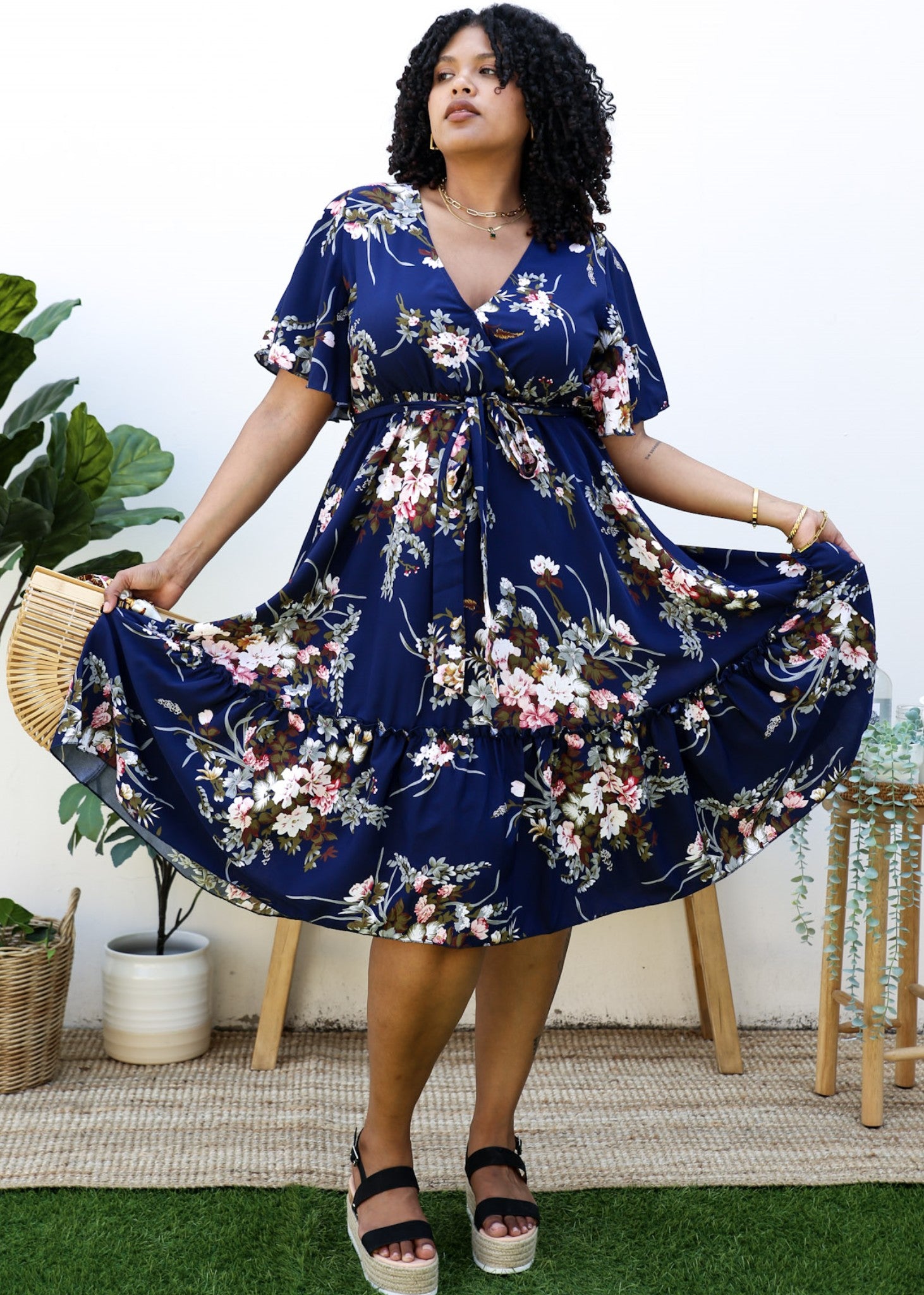Vestido largo azul marino fluido con estampado floral y escote en V de talla grande 