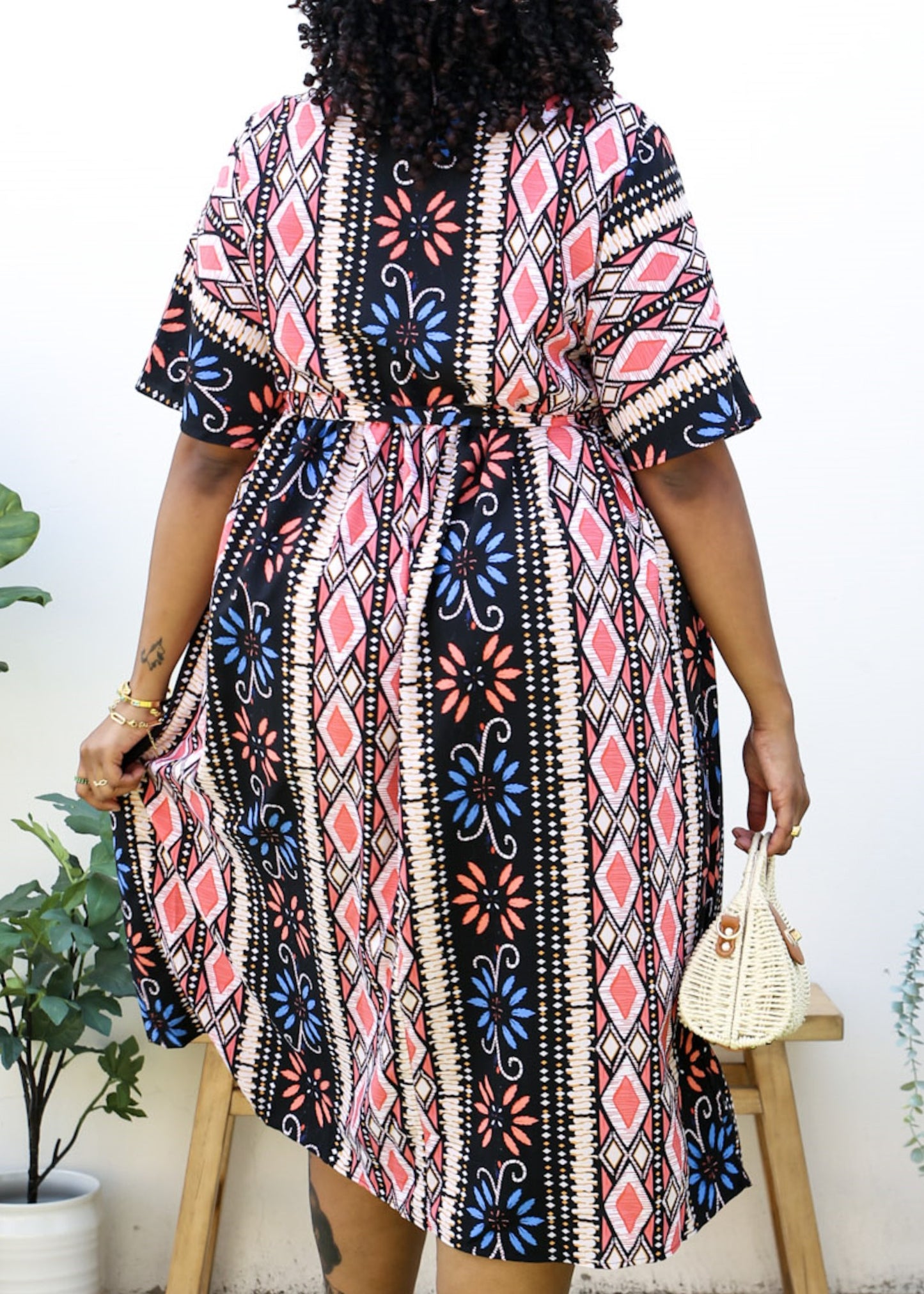 Vestido midi con estampado geométrico y cinturón anudado en talla grande 