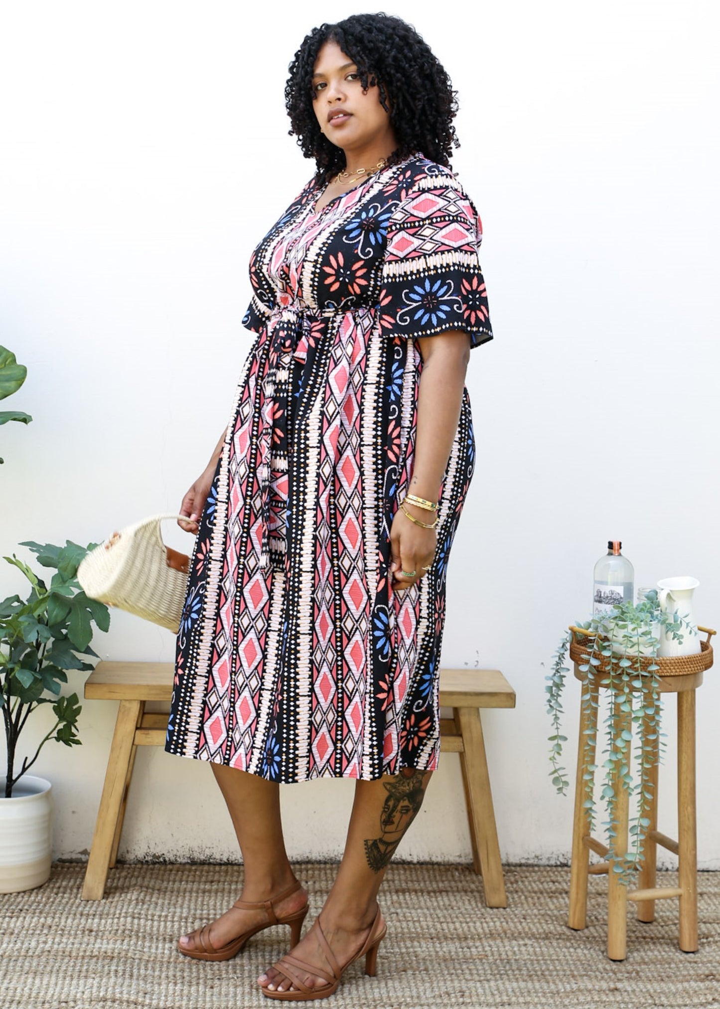 Vestido midi con estampado geométrico y cinturón anudado en talla grande 