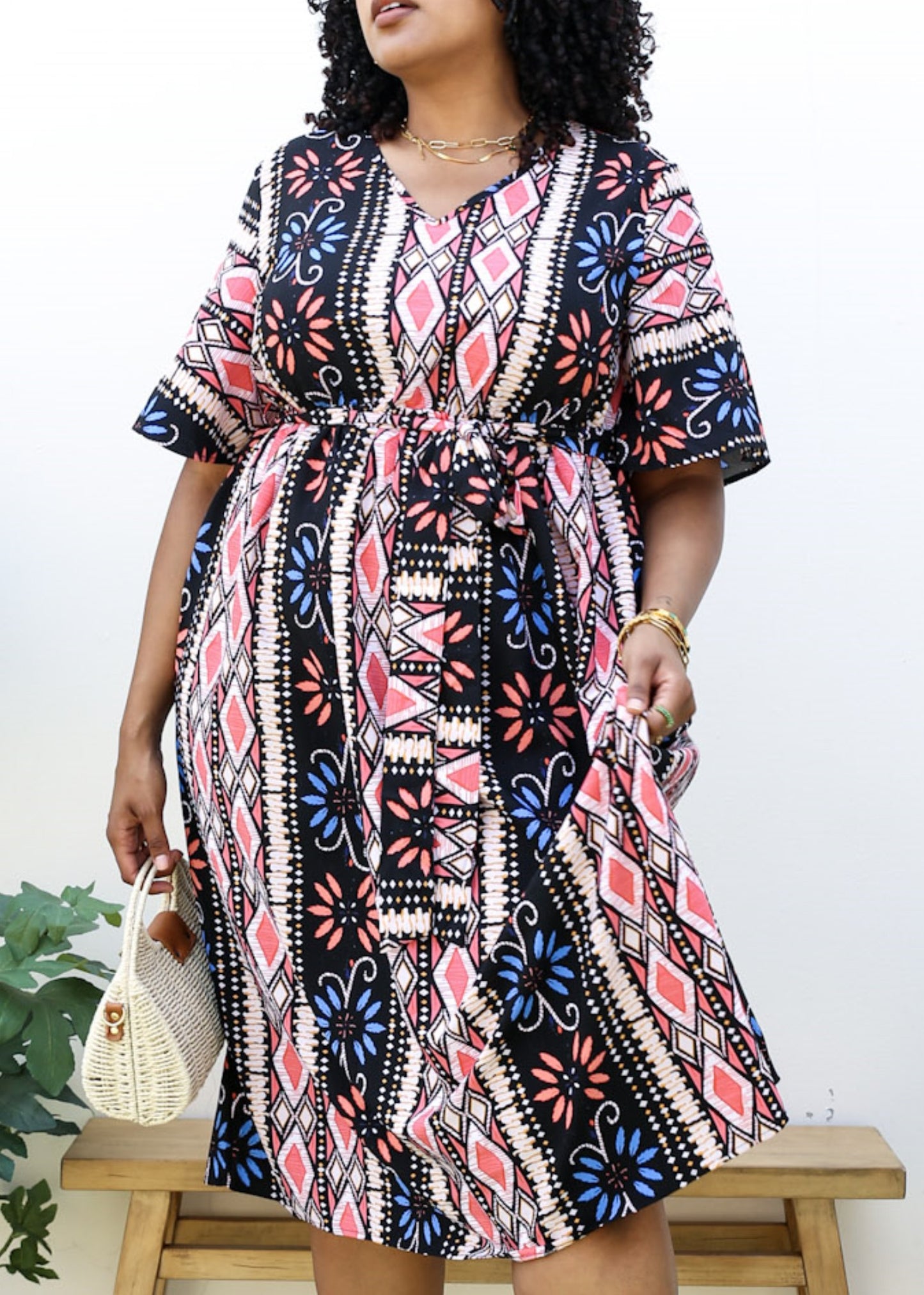 Vestido midi con estampado geométrico y cinturón anudado en talla grande 