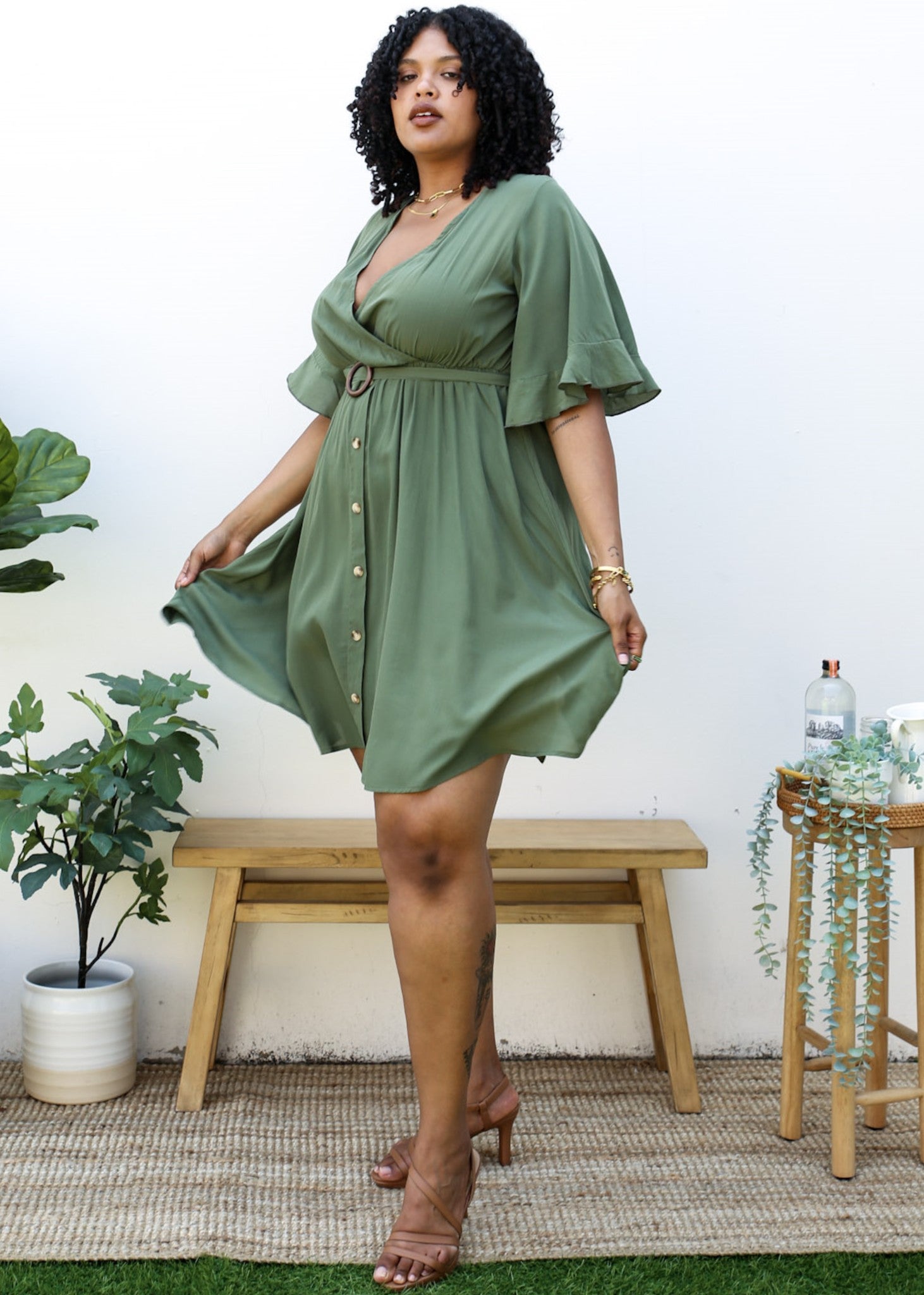 Vestido midi de talla grande con cinturón anudado con anilla en forma de mariposa y mangas acampanadas 