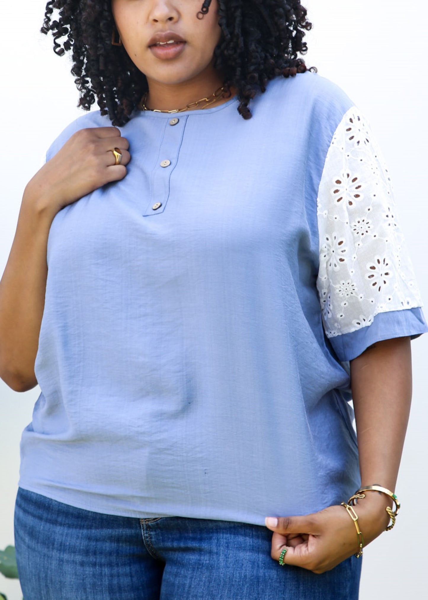 Blusa con estampado floral de crochet en blanco estilo bohemio y mangas de talla grande